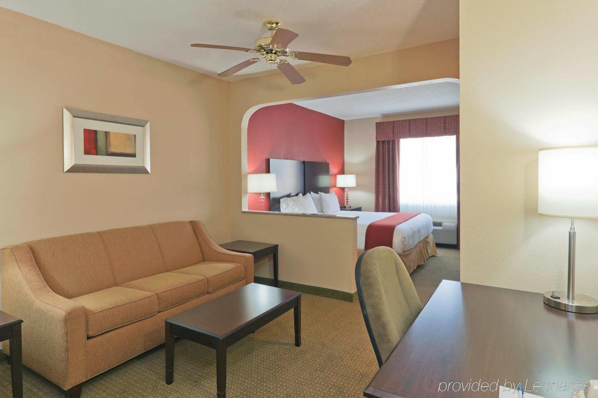Holiday Express & - By Ihg 3*