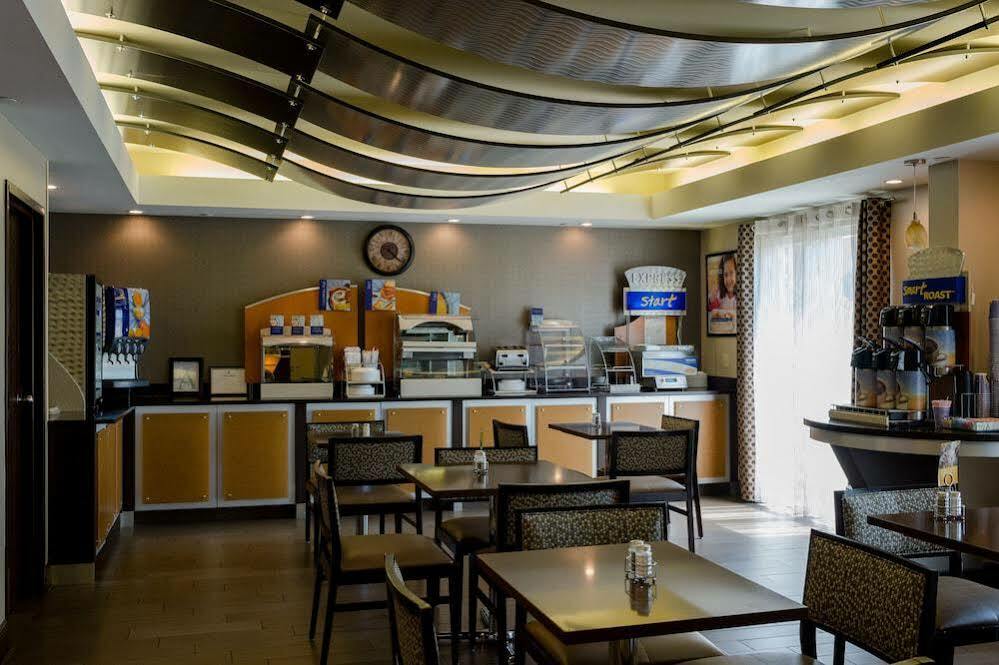 Holiday Express & - By Ihg Hotel